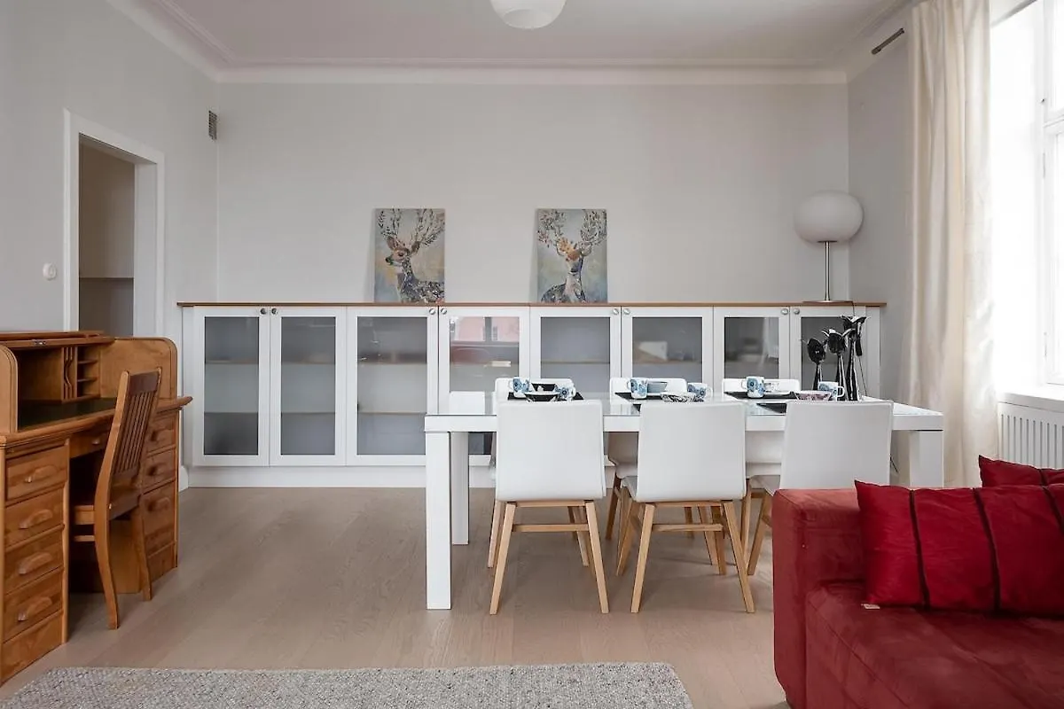Viihtyisae Kaksio Etu-Toeoeloessae Apartment Helsinki